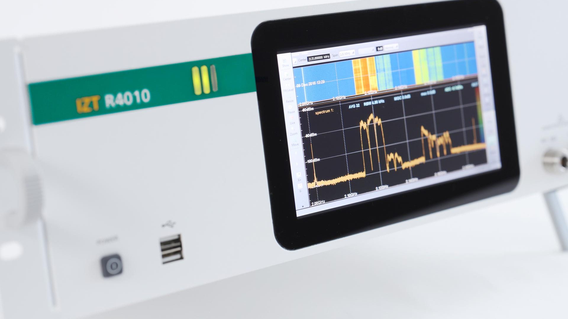 IZT R4010 high performance broadband RF receiver